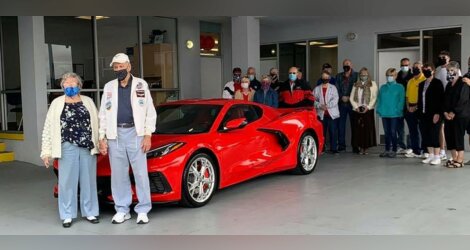 Un vétéran de 90 ans se paye une Corvette 2021 pour son anniversaire.